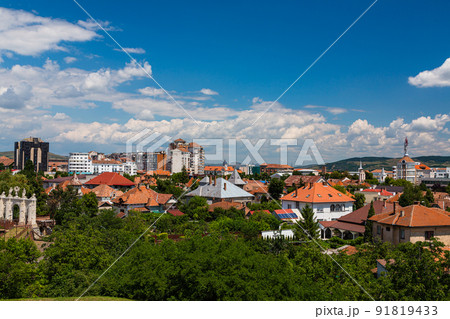 ルーマニア　トランシルヴァニア地方にある要塞都市アルバ・ユリアの要塞から見える風景 91819433