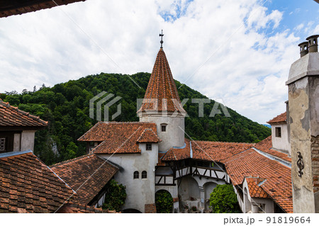 ルーマニア　トランシルヴァニア地方にあるドラキュラ城のモデルになったブラン城の城内からの風景 91819664
