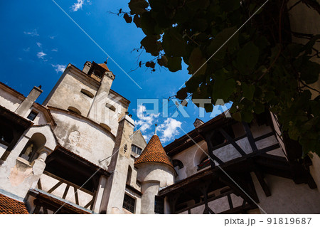 ルーマニア　トランシルヴァニア地方にあるドラキュラ城のモデルになったブラン城の中庭からの風景 91819687