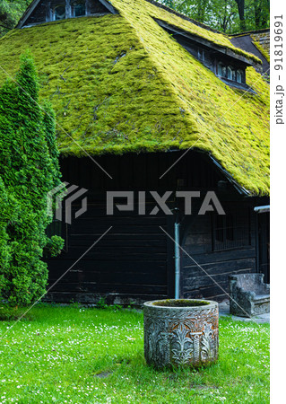 ルーマニア　トランシルヴァニア地方のドラキュラ城のモデルになったブラン城敷地内にある公園の小屋 91819691