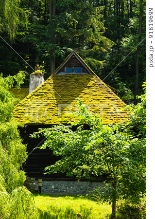 ルーマニア トランシルヴァニア地方のドラキュラ城のモデルになったブラン城敷地内にある公園の小屋 ルーマニア トランシルヴァニア地方のドラキュラ城のモデルになったブラン城敷地内にある公園の小屋 91819699