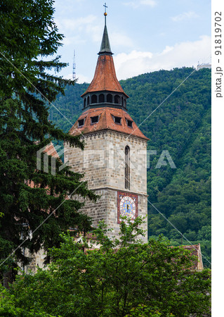 ルーマニア　トランシルヴァニア地方のブラショフの旧市街に建つ黒の教会 91819702