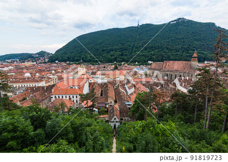 ルーマニア　トランシルヴァニア地方のブラショフの黒の塔から見える旧市街の街並みと黒の教会 91819723