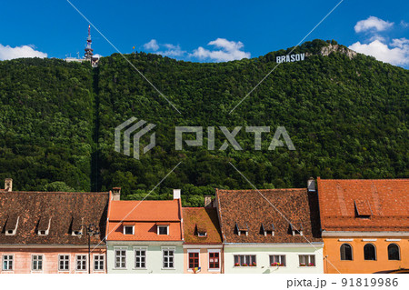 ルーマニア　トランシルヴァニア地方のブラショフの旧市街から見えるトゥンパ山とブラショフサイン 91819986