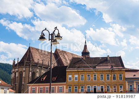 ルーマニア トランシルヴァニア地方のブラショフの旧市街にあるスファトゥルイ広場から見える黒の教会 ルーマニア トランシルヴァニア地方のブラショフの旧市街にあるスファトゥルイ広場から見える黒の教会 91819987