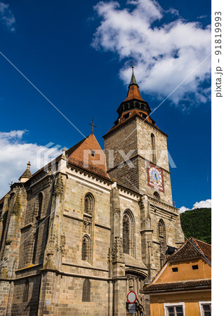 ルーマニア トランシルヴァニア地方のブラショフの旧市街に建つ黒の教会 ルーマニア トランシルヴァニア地方のブラショフの旧市街に建つ黒の教会 91819993