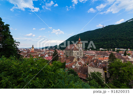 ルーマニア トランシルヴァニア地方のブラショフの黒の塔から見える旧市街の街並みと黒の教会とトゥンパ山 ルーマニア トランシルヴァニア地方のブラショフの黒の塔から見える旧市街の街並みと黒の教会とトゥンパ山 91820035