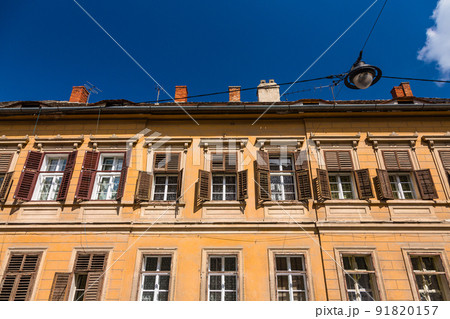 ルーマニア トランシルヴァニア地方のシビウのアップータウンの街並み ルーマニア トランシルヴァニア地方のシビウのアップータウンの街並み 91820157