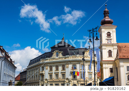 ルーマニア　トランシルヴァニア地方のシビウの歴史地区の大広場に建つ市庁舎と聖三位教会 91820162