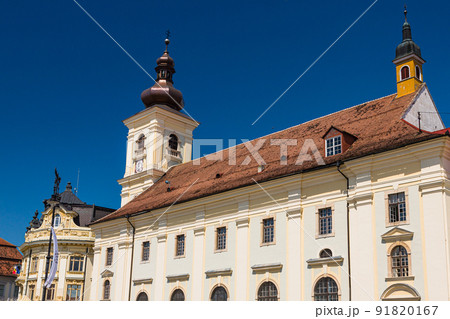 ルーマニア　トランシルヴァニア地方のシビウの歴史地区の大広場に建つ市庁舎と聖三位教会 91820167