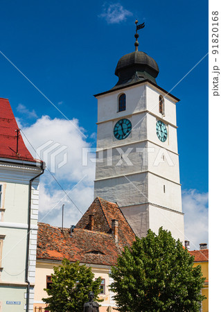 ルーマニア　トランシルヴァニア地方のシビウの歴史地区の大広場に建つ市参事塔 91820168