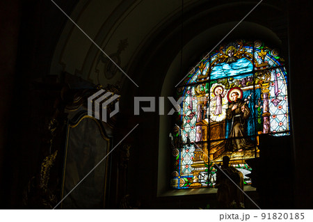 ルーマニア　トランシルヴァニア地方のシビウの歴史地区にあるシビウ大聖堂の聖堂内のステンドグラス 91820185