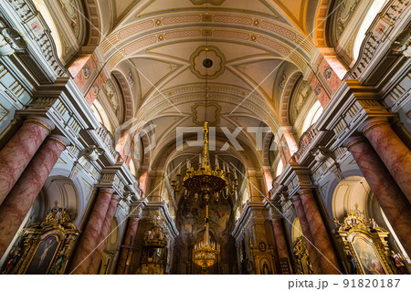 ルーマニア　トランシルヴァニア地方のシビウの歴史地区にあるシビウ大聖堂の聖堂内 91820187