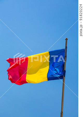 青空にたなびくルーマニア国旗 青空にたなびくルーマニア国旗 91820224