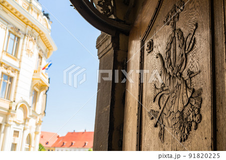 ルーマニア　トランシルヴァニア地方のシビウの歴史地区の大広場に建つ市庁舎 91820225