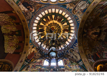 ルーマニア　トランシルヴァニア地方のシビウの歴史地区にあるホーリー・トリニティ大聖堂の聖堂内 91820246