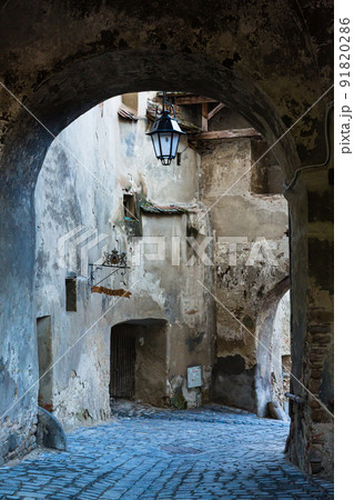 ルーマニア トランシルヴァニア地方のシギショアラの歴史地区にある街のシンボルの時計塔下の門 ルーマニア トランシルヴァニア地方のシギショアラの歴史地区にある街のシンボルの時計塔下の門 91820286