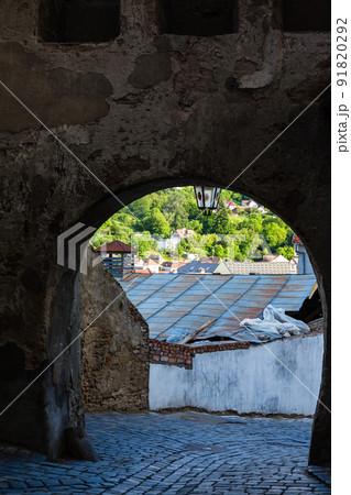 ルーマニア トランシルヴァニア地方のシギショアラの歴史地区にある街のシンボルの時計塔下の門 ルーマニア トランシルヴァニア地方のシギショアラの歴史地区にある街のシンボルの時計塔下の門 91820292