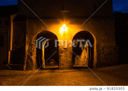 ルーマニア トランシルヴァニア地方の夜のシギショアラの歴史地区の仕立業者の塔 ルーマニア トランシルヴァニア地方の夜のシギショアラの歴史地区の仕立業者の塔 91820305