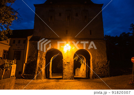 ルーマニア トランシルヴァニア地方の夜のシギショアラの歴史地区の仕立業者の塔 ルーマニア トランシルヴァニア地方の夜のシギショアラの歴史地区の仕立業者の塔 91820307