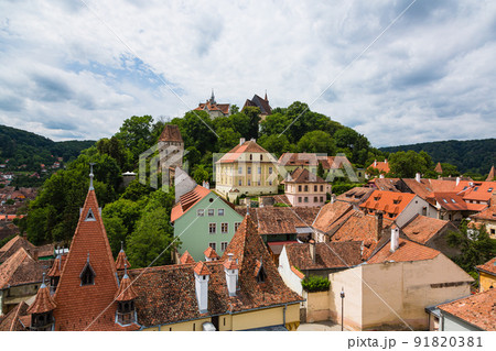 ルーマニア トランシルヴァニア地方のシギショアラの歴史地区にある時計塔の展望台から見える学校の山 ルーマニア トランシルヴァニア地方のシギショアラの歴史地区にある時計塔の展望台から見える学校の山 91820381
