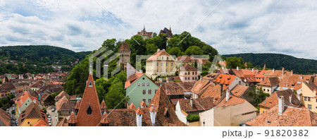 ルーマニア トランシルヴァニア地方のシギショアラの歴史地区にある時計塔の展望台から見える学校の山 ルーマニア トランシルヴァニア地方のシギショアラの歴史地区にある時計塔の展望台から見える学校の山 91820382
