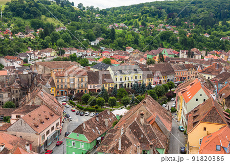 ルーマニア トランシルヴァニア地方のシギショアラの歴史地区にある時計塔の展望台からの街並み ルーマニア トランシルヴァニア地方のシギショアラの歴史地区にある時計塔の展望台からの街並み 91820386