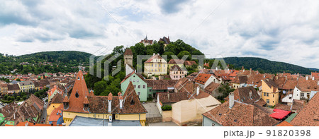 ルーマニア トランシルヴァニア地方のシギショアラの歴史地区にある時計塔の展望台から見える学校の山 ルーマニア トランシルヴァニア地方のシギショアラの歴史地区にある時計塔の展望台から見える学校の山 91820398