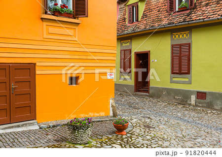 ルーマニア トランシルヴァニア地方のシギショアラの歴史地区の町並み カラフルな家と石畳の路地 ルーマニア トランシルヴァニア地方のシギショアラの歴史地区の町並み カラフルな家と石畳の路地 91820444