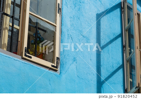 ルーマニア トランシルヴァニア地方のシギショアラの歴史地区のカラフルな家の窓 ルーマニア トランシルヴァニア地方のシギショアラの歴史地区のカラフルな家の窓 91820452