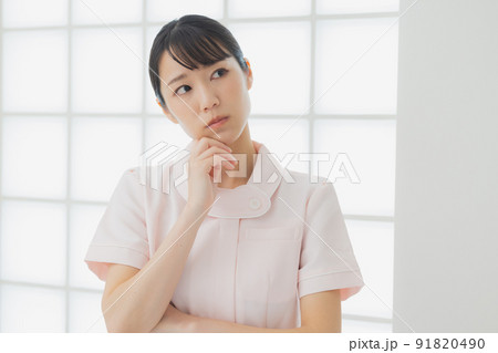 悩む看護師 悩む看護師 91820490