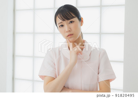 悩む看護師 悩む看護師 91820495
