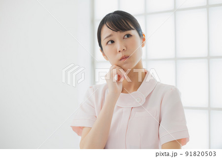 悩む看護師 91820503