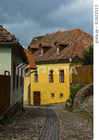 ルーマニア シギショアラの歴史地区のカラフルな町並み ルーマニア シギショアラの歴史地区のカラフルな町並み 91820513