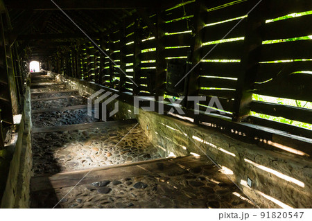 ルーマニア トランシルヴァニア地方のシギショアラの歴史地区の学校の山にある屋根つきの木造階段 ルーマニア トランシルヴァニア地方のシギショアラの歴史地区の学校の山にある屋根つきの木造階段 91820547