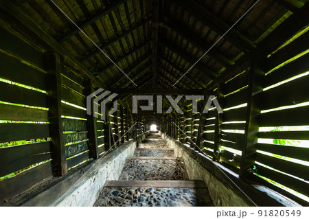 ルーマニア トランシルヴァニア地方のシギショアラの歴史地区の学校の山にある屋根つきの木造階段 ルーマニア トランシルヴァニア地方のシギショアラの歴史地区の学校の山にある屋根つきの木造階段 91820549