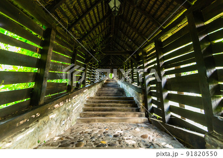 ルーマニア トランシルヴァニア地方のシギショアラの歴史地区の学校の山にある屋根つきの木造階段 ルーマニア トランシルヴァニア地方のシギショアラの歴史地区の学校の山にある屋根つきの木造階段 91820550