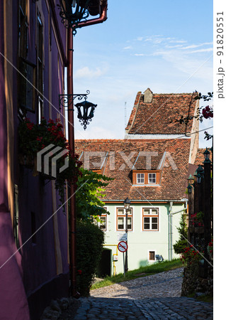 ルーマニア トランシルヴァニア地方のシギショアラの歴史地区の町並み ルーマニア トランシルヴァニア地方のシギショアラの歴史地区の町並み 91820551