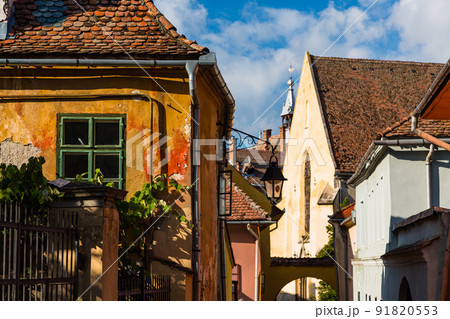 ルーマニア トランシルヴァニア地方のシギショアラの歴史地区のカラフルな町並み ルーマニア トランシルヴァニア地方のシギショアラの歴史地区のカラフルな町並み 91820553