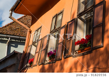 ルーマニア トランシルヴァニア地方のシギショアラの歴史地区のカラフルな町並み ルーマニア トランシルヴァニア地方のシギショアラの歴史地区のカラフルな町並み 91820556