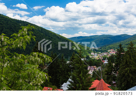 ルーマニア　シナイアの山に囲まれた町並み 91820573