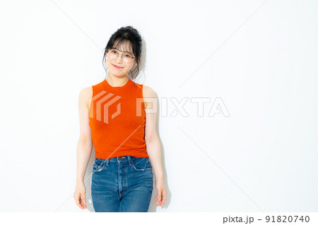 オレンジのノースリーブの女性 91820740