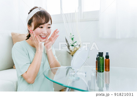 コラーゲン・ヒアルロン酸・セラミド・プラセンタをつける日本人女性（美容成分） 91821031