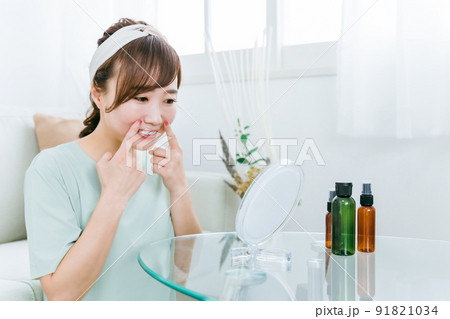 口角を上げる練習をする日本人女性(スキンケア) 口角を上げる練習をする日本人女性(スキンケア) 91821034