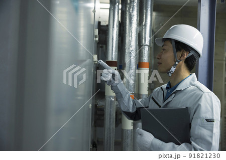 工場を点検する作業員男性　指差し確認 91821230