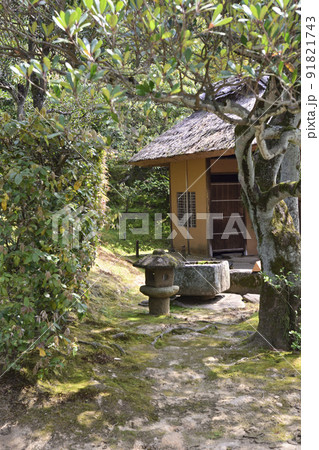 桂離宮　外腰掛　二重桝形の手水鉢と灯籠 91821743