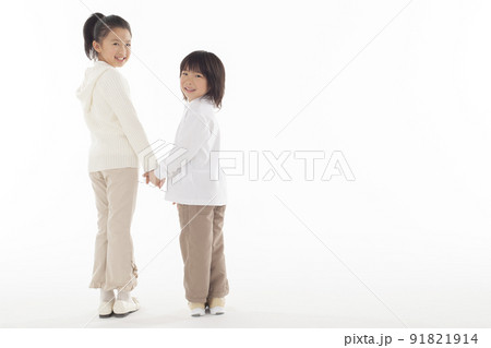 手をつないで振り向く姉弟 91821914