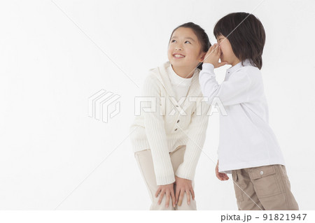 姉に寄り添って話す男の子 91821947