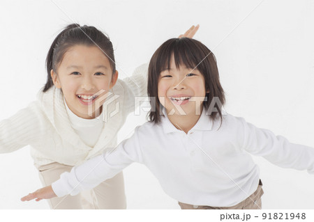 手を広げて遊ぶ姉弟 91821948