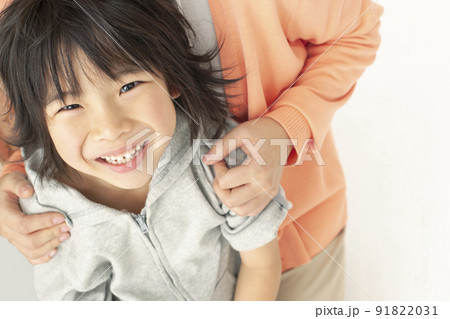 息子を抱きしめる母親 息子を抱きしめる母親 91822031